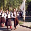 A "Salajdalom" népi tánccsoport menete a millenniumi zászlóval