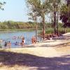 Szabadstrand a 3.-4. utca végén fürdőzőkkel