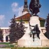 Kossuth-szobor, háttérben a templommal