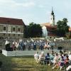 A lengyel Sierpci néptánccsoport műsora a vár udvarán felállított színpadon