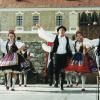 A Zengővárkonyi Népi Együttes fellépése, akik sárközi viseletben táncolnak és ilyen hagyományokat őriznek.
