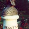 Szent László szobra az iskola alatti téren. Márkus Péter alkotás