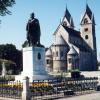 II. világháborús emlékmű a római katolikus templommal
