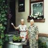 A falu legidősebb polgárja Marika néni (92 éves) és jobbján a vele élő húga, Olgi néni (88 éves) házuk bejárata előtt.