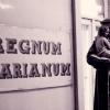A Regnum Marianum emléktáblája a terem ajtaján, ahol összegyűlnk vasárnaponként a megmaradt hívek.
