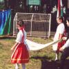78 év után 2000-ben újból megrendezett falunap alkalmáal kapta meg Fót a milleniumi zászlót. A képen Fót ifjú polgárai hozzák a zászlót és a rá kerülő szalagot.