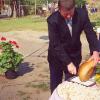 A polgármester, Lipők Sándor megszegi az ünnepi kenyeret