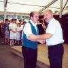 Molnár Sándor Csepreg polgármestere gratulál Sárváry Lászlónak a fuvószenekar vezetőjének.
