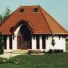 1998-ban épült Fenyvesi Gyula általa tervezett faluház