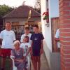 Joó Jánosné (80 éves) unokáival: Csaba, Szilvia, János, Gabriella.