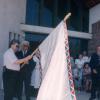 Millenniumi zászló átadás. Szabadi Béla államtitkár átadja a zászlót Dr. Balogh Emil polg.mesternek és Dr. Bölömi Lajos jegyzőnek (fehér ingben) (Szabadi B. zászló által takarva).