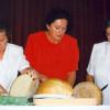 Az ünnepélyen megáldott és megszentelt új kenyér szeletelése.  Scháner Gabriella, Moór Klára és Eckert Róbertné.