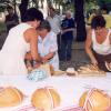 Az új kenyér felvágása és az ünnepségen részt vevő emberek megkínálása.