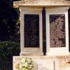 Az I-II. világháborúban elesett hős katonák emlékműve a temetőben.